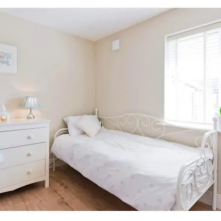 Kwatera prywatna Modern 15 Minutes To Dublin Airport