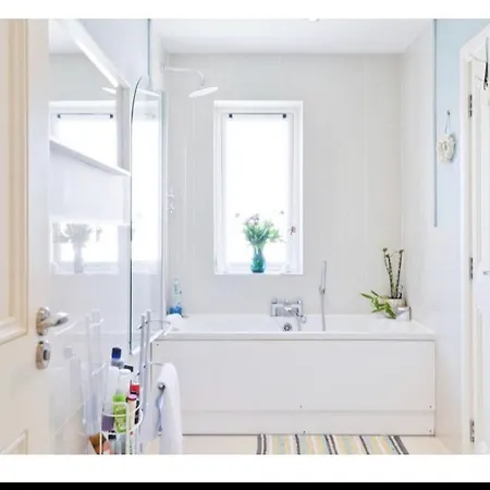 Modern 15 Minutes To Dublin Airport Homestay *